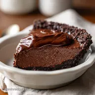 Homemade Chocolate Pie: Creamy and Rich